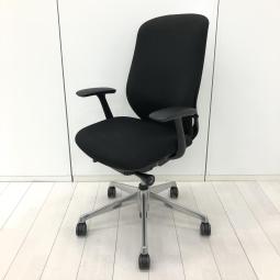 【前傾チルト機能付き！オカムラ製品で最も人気を集める高機能メッシュチェア！】■オカムラ（okamura）製　シルフィ（Sylphy）チェア　肘付ハイバック　■可動肘　■ブラック