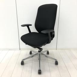 【前傾チルト機能付き！オカムラ製品で最も人気を集める高機能メッシュチェア！】■オカムラ（okamura）製　シルフィ（Sylphy）チェア　肘付ハイバック　■可動肘　■ブラック　※背面スレあり