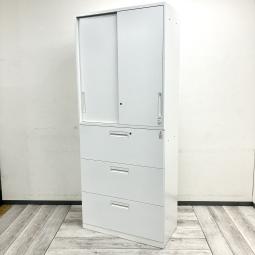 【引き違い×ラテラルで使い分け自在！収納力抜群の書庫セット！】

■コクヨ製　エディアシリーズ　引き違い書庫＋3段ラテラルキャビネット　W900×D450×H2160mm　ホワイト
■書類・ファイル・備品の整理収納におすすめ！
■上段は引き違い、下段は3段ラテラル仕様。用途に応じて収納を使い分けられる人気の組み合わせです！【KOKUYO EDIA】
■愛知・岐阜・三重のお客様は是非岐阜店までお問い合わせください! WEBには記載しきれていない商品がございます。お探しの物も一緒にお探ししご提案いたします。