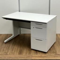 【T8】【商品入替のため、残り1台限り】【配線パーツ欠け】コクヨ製　IS(アイエス)　ホワイト　W1200サイズ　W1200xD700xH720サイズ　3段引出し　シリンダー錠　収納力を備えたキャビネット一体型の片袖デスク！　人気の幅1200！　W1200片袖机！！
