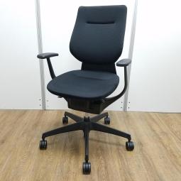 【T8】【商品入替のため、残り1脚限り】コクヨ製　イング(ing)　ブラック　肘付き　ハイバック　バーチカルタイプ　クッションタイプ　固定肘　座面が360°動く唯一無二の可動域！　腰痛対策として人気！　肘付きハイバックチェア！！