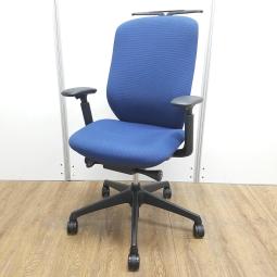 【T8】【商品入替のため、残り3脚限り】オカムラ製　シルフィー　ミデイァムブルー　ブラックフレーム　肘付き　ハイバック　背もたれクロスタイプ　アジャストアーム※可動肘　樹脂脚　ひとりひとりにフィットする！　包み込まれるような快適な座り心地！　肘付きハイバックチェア！！