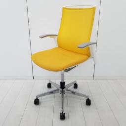 【超美品！】【グッドデザイン賞受賞！優しく包み込む座り心地！機能とデザイン性が融合した大人気チェアが入荷！】■オカムラ(okamura)製　モード(mode)チェア　肘付　ハイバック　背面メッシュ　■固定肘　■イエロー×ホワイトシェル