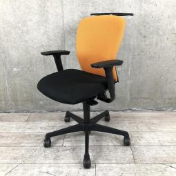 【シンプルなデザインと厚みのあるクッションが大人気！機能充実のワーキングチェア！】■オカムラ(okamura)製　スラート(sulato)チェア　肘付き　ローバック　クッションタイプ　■可動肘・ハンガー付き　■背面：オレンジ × 座面：ブラック　オフィスバスターズ　梅田本店【T8】