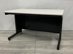 【ホワイト天板とブラック脚のコントラストがオシャレな平デスクが入荷！】　■平机　W1200㎜　■引き出しあり　■天板：ホワイト 　■事務机　■オフィス机　■脚・幕板：ブラック※愛知※名古屋※豊田※三重