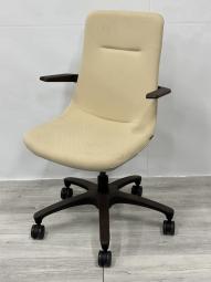 【グッドデザイン賞受賞商品】包み込まれる座り心地！色んなところで使いやすい　イトーキ製　肘付 　打ち合わせ※愛知※名古屋※豊田※三重