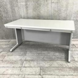 【スタンダードなデザインで使いやすい！人気の横幅1400ｍｍ】■オカムラ（okamura）製　SD-Vシリーズ　平デスク　■W1400mm　■配線口/引き出し付　■グレー