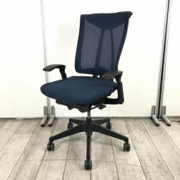 【在庫セール品：1脚限定】（T8）■イトーキ(ITOKI)製　セレーオ(celeeo)チェア　肘付ハイバック　背面メッシュ　■ストロングブルー×ブラックシェル　■可動肘　■コートハンガー付【座るとわかる快適さ！　骨盤にしっかりフィット！　チェア自らが動き座る人の体を支える！ 】