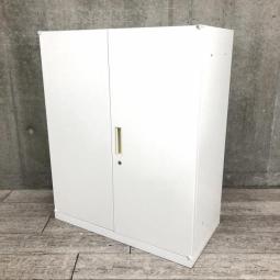 【在庫セール品：2台限定】（T8）■ナイキ(NAIKI)製　両開き書庫　ローキャビネット　H1100㎜　■ホワイト　■ベース付き　■シリンダー錠【オフィスの書類をスッキリ整理！　書類の収納スペースを増やしたい方に！】