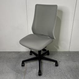【在庫セール品：2脚限定】（T8）■オカムラ(okamura)製　フルーエント(Fluent)チェア　肘無ハイバック　背面メッシュ　■ライトグレー×ホワイトシェル×ブラック脚【腰まわりをしっかりホールド！　長時間作業も快適フィット！】
