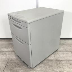 天板の把手とキャスターで移動がらくらく！デスク下に置いて収納力アップ！シンプルでスタンダードな3段ワゴン！
■オカムラ/SDシリーズ/ライトグレー　デスクインワゴン