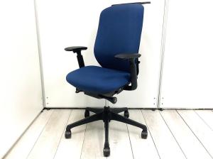 【身体と背もたれとのフィット感を向上させる今までにない新感覚オフィスチェア!】■オカムラ シルフィーチェア 可動肘付 ミディアムブルーブルー ハイバック ハンガー付【AD】