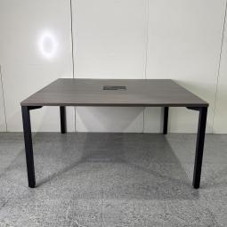 【在庫セール品：2台限定】（T8）■イトーキ(ITOKI)製　アクトリンク(Act Link)シリーズ　ミーティングテーブル　角テーブル　W1400mm　■天板:アシュドオークM / 4本脚:ブラック　■配線ダクト付き