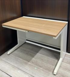 【在庫セール品：12台限定】（T8）■オカムラ（okamura）製　アドバンスシリーズ　平机　幅1100㎜　■天板：ネオウッドミディアム/本体：ホワイト【ワイヤリング機能が充実！　清潔感のあるホワイトカラーにおしゃれなナチュラル天板の平机！】