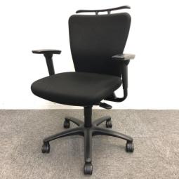 【在庫セール品：2脚限定】（T8）■オカムラ(okamura)製　カロッツァ(Carrozza)チェア　肘付ローバック　■ブラック　■可動肘　■コートハンガー付【人間工学に基づいた快適シーティング！　ワーキングチェアの定番モデル！】