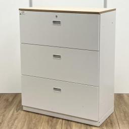 【在庫セール品:1台限定】(T8)■イトーキ(ITOKI)製 シンライン (THIN LINE)シリーズ 3段ラテラル書庫 ローキャビネット 新型 H1120mm ■シリンダー錠 ■天板:木目調ナチュラル/ホワイト【A4ファイルも沢山収納可能!ホワイトカラーの人気シリーズ3段ラテラル書庫!】