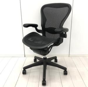 【8/20(木)入荷予定の商品となります!】【オフィスチェアの最高峰!圧倒的人気、知名度を誇るオフィスチェア! 肘付ハイバックチェア入荷!】 ■ハーマンミラー(HermanMiller)製 アーロンチェア 肘付ハイバック ■固定肘 ■背面・座面メッシュ ■ランバーサポート付き ■ブラック ■Bタイプ