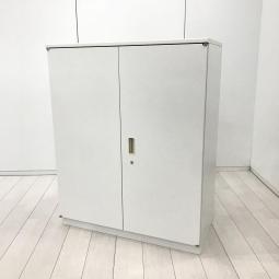 【書類の収納スペースを増やしたい方に!収納力抜群な観音開きタイプのキャビネット入荷!】■イトーキ(ITOKI)製 シンラインR(THIN LINE R)シリーズ 両開き書庫 ローキャビネット H1120㎜ ■天板付き ■シリンダー錠 ■ホワイト