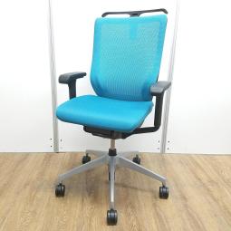 【背面メッシュの人気ミドルクラスチェア！執務室用にも会議室用にもおすすめ！】■イトーキ(ITOKI)製　ミレッザ(mirezza)チェア　肘付きハイバック　背面メッシュ　■可動肘・ハンガー・ランバーサポート付き　■ストロングブルー×ブラックシェル　(T8)