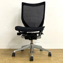 オカムラの人気シリーズ　バロンチェア　背メッシュ　座メッシュ　肘無しローバックモデル　ブラック×シルバー脚　【愛知・名古屋・豊田・静岡・浜松】