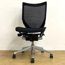 オカムラの人気シリーズ　バロンチェア　背メッシュ　座メッシュ　肘無しローバックモデル　ブラック×シルバー脚　【愛知・名古屋・豊田・静岡・浜松】