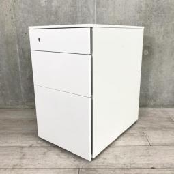 オカムラ製　プロユニット　ホワイト　W390xD580xH650サイズ　シリンダー錠　正面に取っ手が無いフラットなデザイン！　キャスター付でレイアウト変更がスムーズ！　サイド把手ワゴン　フリアド用ワゴン　3段ワゴン！！
