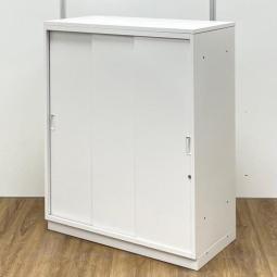 【関西倉庫に大量入荷！】イトーキ製　シンライン　ホワイト　W800xD450xH1120サイズ　3枚扉　シリンダー錠　手狭なオフィスで大活躍！　導線を確保できる引き違い戸のキャビネット！　ローキャビネット　引き違い書庫！！