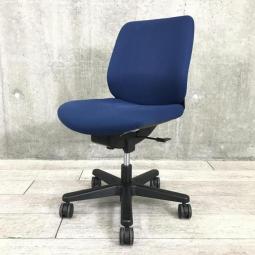 【全ての機能をコンパクトに！クッション性が高く座り心地が良い！】■イトーキ(ITOKI)製　トルテ(torte)チェア　肘無しローバック　クッションタイプ　■ディープブルー×ブラックシェル（T8）