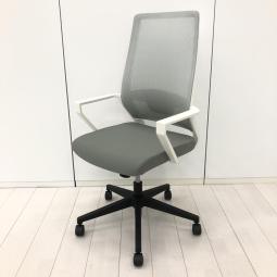 【オフィスに求められる基本性能を備え、コスパにも優れたベーシックチェア入荷！】■イトーキ(ITOKI)製　ワーキングチェア　オフィスチェア　肘付ハイバック　固定肘　■ランバーサポート付き　■グレー×ホワイトシェル×ブラック脚　【弊社使用欄：A01083897】