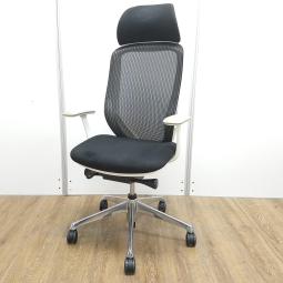 (8)【商品入替のため、残り1脚限り】【訳あり品：座面スレ】オカムラ製　シルフィー　ブラック　ホワイトフレーム　肘付き　エクストラハイバック　背面メッシュ　ヘッドレスト　デザインアーム※固定肘　樹脂脚　オカムラ製品で最も人気を集める高機能メッシュチェア！　肘付きエクストラハイバックチェア！！※保証対象外品になります。