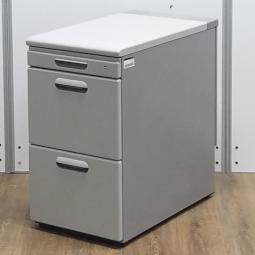 (T8)【商品入替のため、残り1台限り】イトーキ製　CRY　グレー　W400xD700xH700サイズ　シリンダー錠　配線口　収納と作業スペースを同時に確保！　フリアドデスクや平机のお供に！　3段脇机！！
