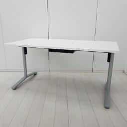 会議室/定番/人気　コクヨ(KOKUYO)製　ビエナ(VIENA)シリーズ　角テーブル　W1500×D750×H720mm　■配線口付き　■天板：ホワイト/T字脚：シルバー