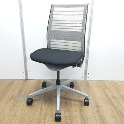(T8)【商品入替のため、残り3脚限り】スチールケース製　シンク　ココナッツ※ホワイト　ブラックフレーム　肘無し　ハイバック　背面メッシュ　ランバーサポート付　あなたの座るを考える！　ワイヤー構造が体を支える、有名海外メーカー製の定番！　座り心地抜群の人気チェア！　肘無しハイバックチェア！！
