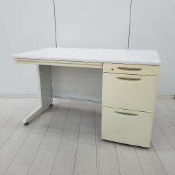 オカムラの超定番シリーズ！袖一体型で書類をたっぷり収納可能！
■オカムラ/SD-Vシリーズ/ホワイト　※日焼有　片袖机　W1200mm×D700mm　■シリンダー錠