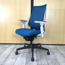 【在庫セール品：3脚限定】（T8）■コクヨ（KOKUYO）製　デュオラ（Duora）チェア　肘付ハイバック　■プルシアンブルー×ホワイトシェル　■背面メッシュ　■可動肘【二重フレーム構造がもたらすしなやかで美しい背もたれ機能！　簡易操作で自分に合った姿勢をサポート！】