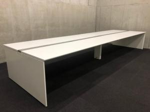 【倉庫在庫品】レイアウト変更におすすめのフリーアドレスデスク オカムラ ホワイト天板 大人気商品! 8名~推奨 W5600 大型サイズ
※※