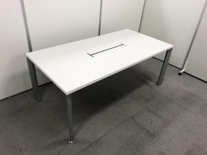 【在庫入替セール】【1台入荷】【配線ボックス付！4名から6名にオススメのテーブル！】■オカムラ（okamura）製　 EX-F300　ミーティングテーブル　W1800×D900H720mm　■配線ボックス付　■ホワイト(T8)