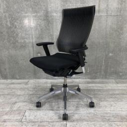 【独創的なフォルムでデザインと快適性の融合を実現!】■イトーキ(ITOKI)製 スピーナ(Spina)チェア 肘付ハイバック エラストマータイプ ■ブラック ■可動肘