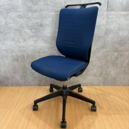 【在庫入替品】【7脚入荷】【姿勢の変化をサポート！操作レスで体格にマッチする定番チェア！】■イトーキ（ITOKI）製　エピオス（epios）チェア　肘無　ハイバック　ハンガー付き　■ネイビーブルー(T8)