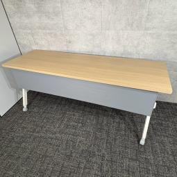 【中古】オカムラ FLAPTOR（フラプター） 81F1FB MK37 スタックテーブル W1800×D600×H720 ナチュラル｜レイアウト変更もスムーズ！会議・研修に最適なフォールディングテーブル｜中古オフィス家具をお探しならオフィスバスターズ福岡博多店へお気軽にお問い合わせください！
