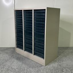 【書類・備品整理の必需品！使い勝手の良いクリスタルトレーが入荷！】■コクヨ（KOKUYO）製　エディア（EDIA）シリーズ　クリスタルトレー　■W800 × D400 × H915 mm　■浅型3列×8段　深型3列×5段　■グレー