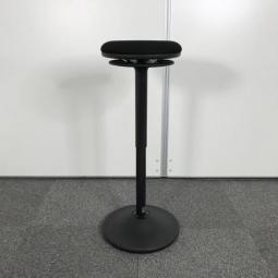 【「座る」と「立つ」のいいとこ取り！　オカムラの大人気カウンターチェアが入荷いたしました！】■オカムラ(okamura)製　ピルエット(pirouetto)シリーズ　カウンターチェア　スツール　■ブラック　■ABW商品【高さ調節可能なパーチングスツール！】≪リクルーティング・採用強化≫≪モチベーションUP・やる気向上≫≪ウェルビーイング≫