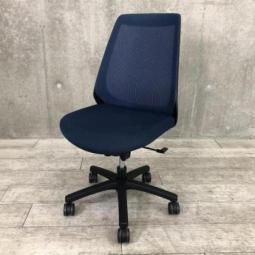 【理想的な作業姿勢をキープ！デスクに納まりの良いコンパクトメッシュチェア！】■イトーキ(ITOKI)製　ノナ(nona)チェア　肘無ハイバック　背面メッシュ　■ネイビーブルー×ブラックシェル　【弊社使用欄：A01087125】