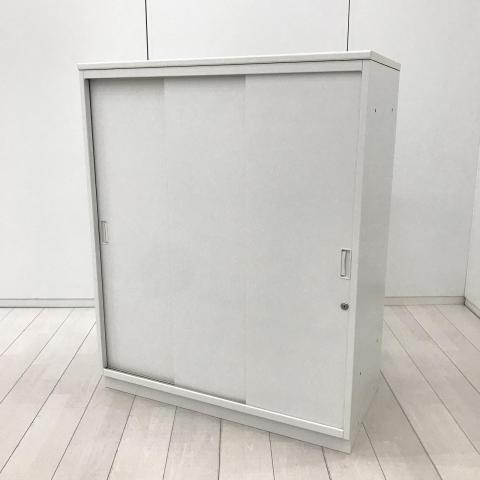 【8月7日入荷予定】【手狭なオフィスで大活躍！導線を確保できる引き違い戸のキャビネット！】■イトーキ(ITOKI)製　シンラインR(THIN LINE R)シリーズ　引き違い書庫　ローキャビネット　H1120㎜　■天板付き　■シリンダー錠　■ホワイト※愛知※名古屋※豊田※三重
