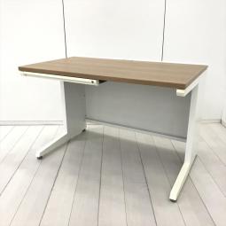 (T8)【商品入替のため、残り8台限り】【ワイヤリング機能が充実！清潔感のあるホワイトカラーにおしゃれなナチュラル天板の平机！】■オカムラ(okamura)製　アドバンス(ADVANCE)シリーズ　平机　幅1100mm　■引き出し左側のみ(シリンダー錠付)　■天板:ネオウッドミディアム / 本体:ホワイト