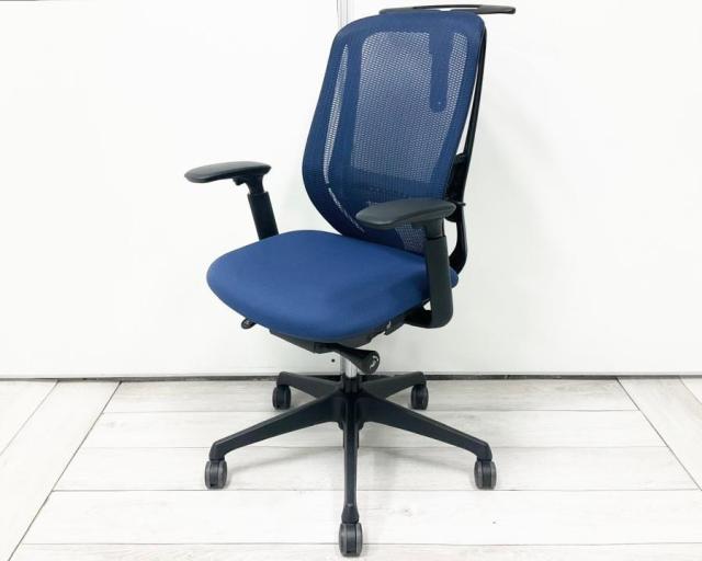 【前傾チルト機能付き】【オカムラ製品で最も人気を集める高機能メッシュチェア!】■オカムラ(okamura)製 シルフィ(Sylphy)チェア 肘付き ハイバック 背面メッシュ ■可動肘 ■ハンガー付き ■ブルー × ブラックシェル