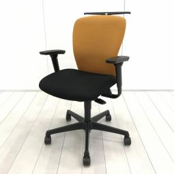 【在庫入替えセール！】【シンプルなデザインと厚みのあるクッションが大人気！機能充実のワーキングチェア！】■オカムラ(okamura)製　スラート(sulato)チェア　肘付き　ローバック　■可動肘・ハンガー付き　■背面：オレンジ × 座面：ブラック