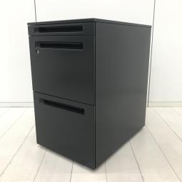 【在庫入替セール品！（本在庫限定価格）】【フリアドデスクや平机の収納力アップに！ファイルや書類の収納に最適な3段ワゴン！】■オカムラ(okamura)製　プロユニット(Pro Unit)シリーズ　フリアド用　3段ワゴン　H650㎜　■シリンダー錠　■ブラック【弊社使用欄：A01071840】【HU】