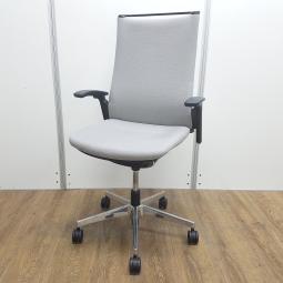 (T8)【商品入替のため、残り4脚限り】オカムラ製　モード　ライトグレー　肘付き　ハイバック　クロスバックタイプ　アジャストアーム※可動肘　スタイリッシュさが人気のオフィスチェア！　執務チェアにも会議用チェアにも最適！　肘付きハイバックチェア！！