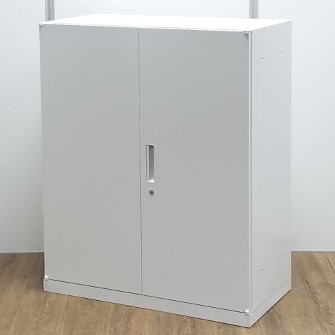 (T8)【商品入替のため、残り4台限り】ナイキ製 ホワイト W900xD450xH1100サイズ ベース付 シリンダー オフィスの書類をスッキリ整理! 書類の収納スペースを増やしたい方に! ローキャビネット 両開き書庫!!